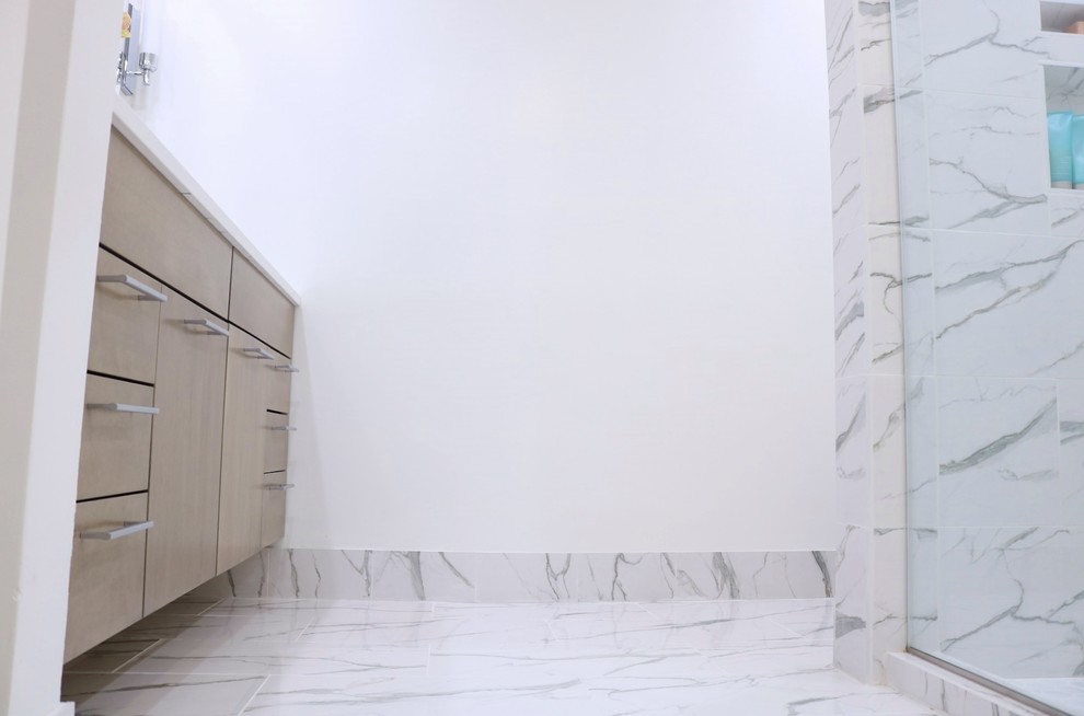 Inspiration pour une salle de bain traditionnelle de taille moyenne avec un placard à porte plane, des portes de placard marrons, une douche ouverte, WC à poser, un carrelage noir et blanc, des carreaux de céramique, un mur blanc, un sol en carrelage de céramique, un lavabo encastré, un plan de toilette en quartz modifié, un sol blanc, une cabine de douche à porte coulissante et un plan de toilette blanc.