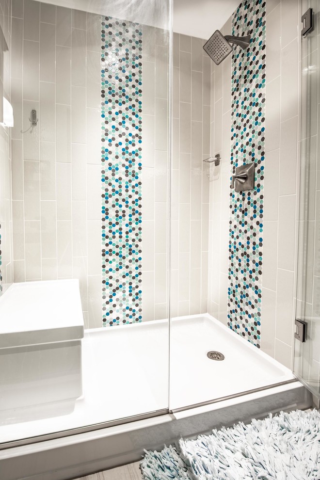 Inspiration för ett mellanstort funkis flerfärgad flerfärgat en-suite badrum, med luckor med infälld panel, skåp i mörkt trä, en dusch i en alkov, en toalettstol med separat cisternkåpa, grå kakel, keramikplattor, gröna väggar, vinylgolv, ett integrerad handfat, bänkskiva i akrylsten, grått golv och dusch med gångjärnsdörr