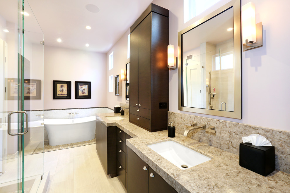 Ejemplo de cuarto de baño actual con lavabo suspendido, bañera exenta, paredes blancas y suelo de baldosas de porcelana