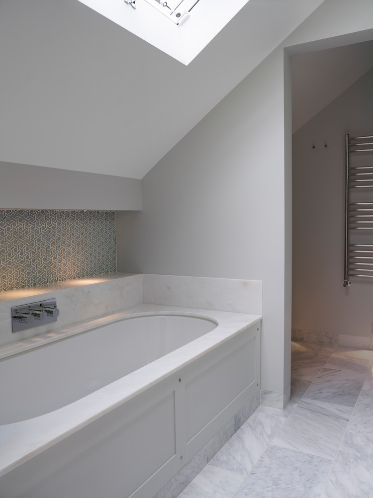 Foto di una piccola stanza da bagno padronale con ante lisce, ante bianche, piastrelle bianche, piastrelle in ceramica, pavimento in marmo, lavabo sospeso e pavimento grigio