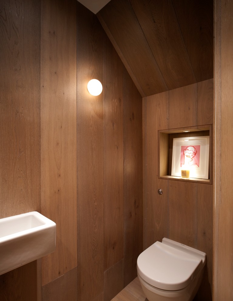 Пример оригинального дизайна: маленькая ванная комната в современном стиле с подвесной раковиной, унитазом-моноблоком, светлым паркетным полом и душевой кабиной для на участке и в саду