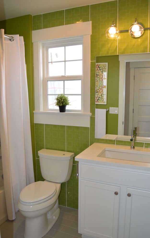 Пример оригинального дизайна: детская ванная комната среднего размера в стиле ретро с фасадами в стиле шейкер, белыми фасадами, ванной в нише, душем над ванной, раздельным унитазом, зеленой плиткой, керамической плиткой, зелеными стенами, полом из керамической плитки, врезной раковиной и столешницей из искусственного кварца