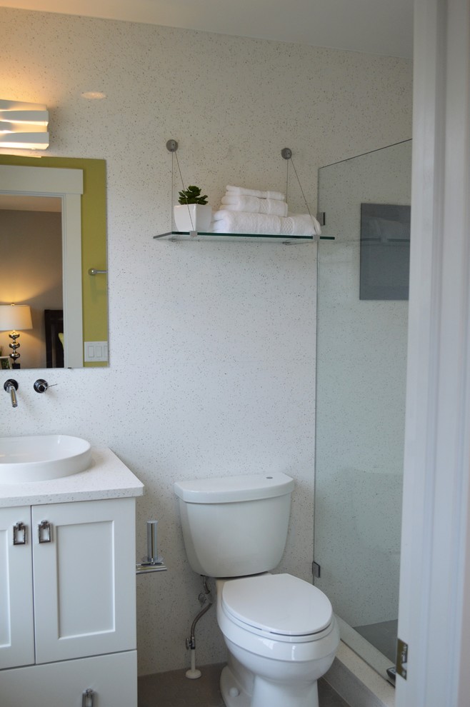 Inspiration för små 60 tals en-suite badrum, med möbel-liknande, vita skåp, en öppen dusch, en toalettstol med separat cisternkåpa, grå kakel, keramikplattor, gröna väggar, klinkergolv i keramik, ett fristående handfat och bänkskiva i kvarts