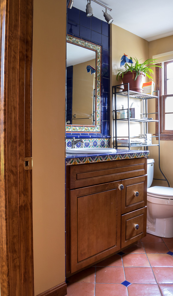 Источник вдохновения для домашнего уюта: ванная комната среднего размера в стиле фьюжн с фасадами в стиле шейкер, фасадами цвета дерева среднего тона, синей плиткой, керамической плиткой, душевой кабиной, накладной раковиной и столешницей из плитки