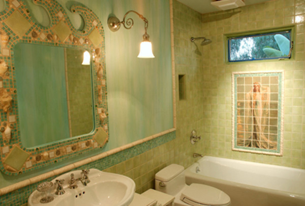 サンディエゴにあるおしゃれなマスターバスルーム (ペデスタルシンク、シャワー付き浴槽	、緑のタイル) の写真