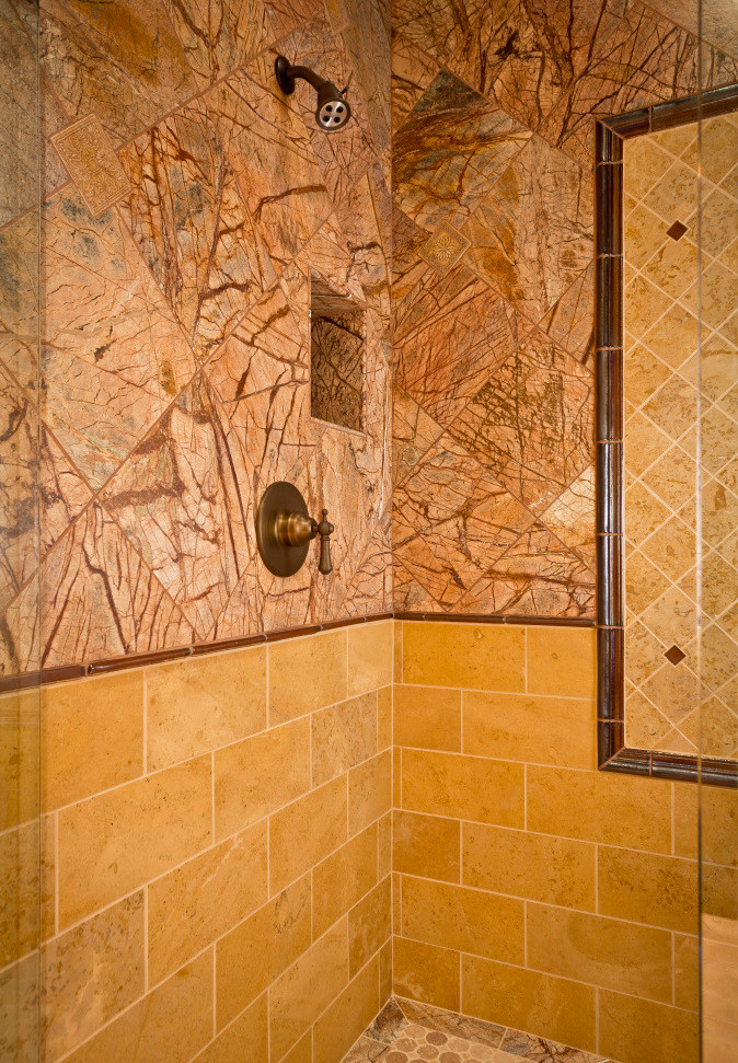 Aménagement d'une très grande salle de bain principale sud-ouest américain en bois clair avec une baignoire posée, un carrelage beige, un mur beige, un placard en trompe-l'oeil, une douche d'angle, WC séparés, un carrelage de pierre, un sol en bois brun, une vasque et un plan de toilette en granite.