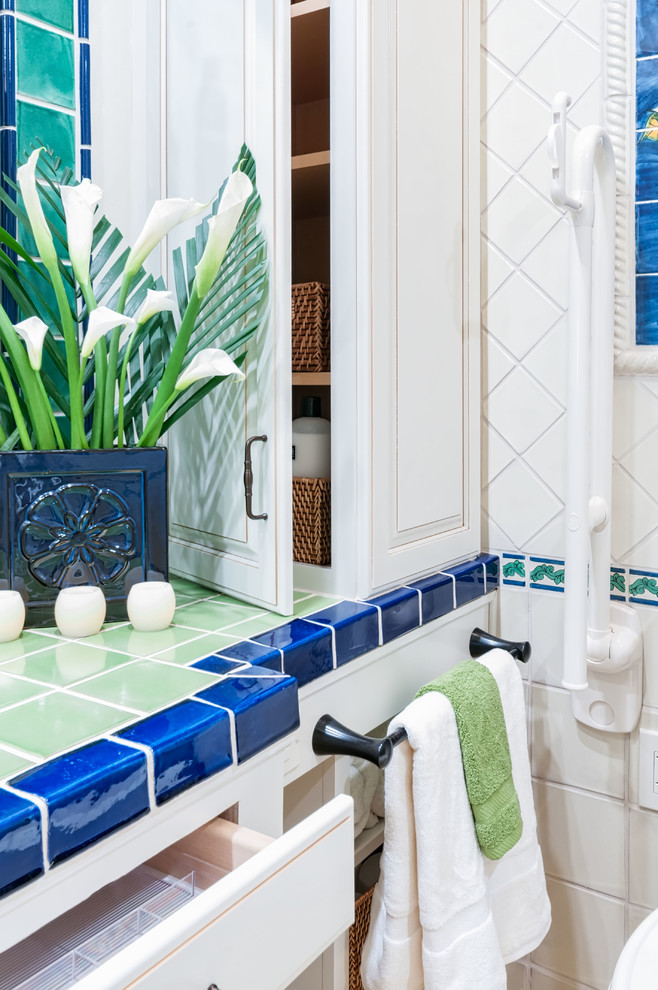 Источник вдохновения для домашнего уюта: маленькая главная ванная комната в классическом стиле с фасадами с выступающей филенкой, белыми фасадами, раздельным унитазом, зеленой плиткой, терракотовой плиткой, белыми стенами, полом из керамогранита, врезной раковиной и столешницей из плитки для на участке и в саду