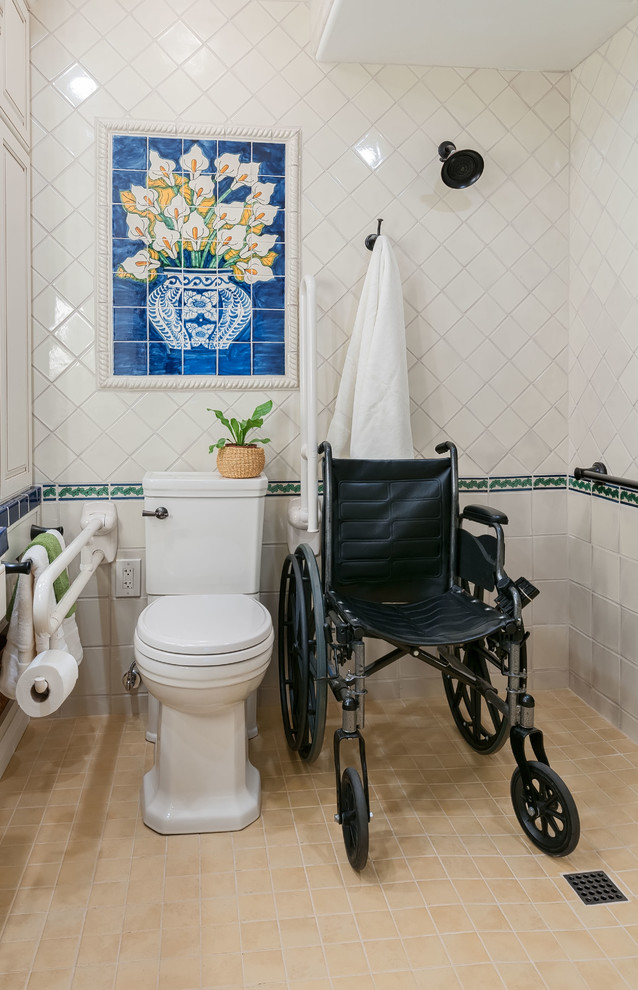 Klassisk inredning av ett litet en-suite badrum, med luckor med upphöjd panel, vita skåp, en kantlös dusch, en toalettstol med separat cisternkåpa, grön kakel, perrakottakakel, vita väggar, klinkergolv i porslin, ett undermonterad handfat och kaklad bänkskiva