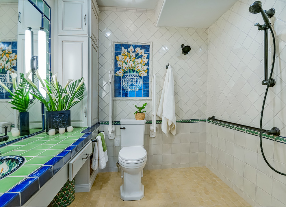 Idéer för ett litet klassiskt en-suite badrum, med luckor med upphöjd panel, vita skåp, en kantlös dusch, en toalettstol med separat cisternkåpa, grön kakel, perrakottakakel, vita väggar, klinkergolv i porslin, ett undermonterad handfat och kaklad bänkskiva