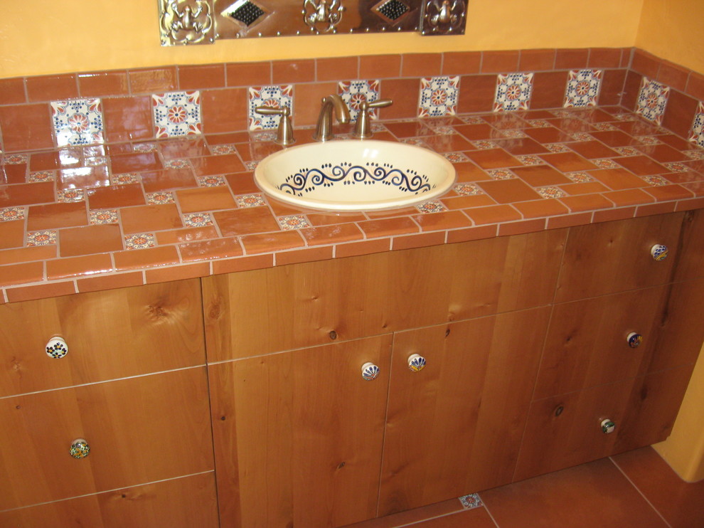 Inspiration för ett mellanstort amerikanskt badrum med dusch, med släta luckor, skåp i mellenmörkt trä, klinkergolv i terrakotta, ett nedsänkt handfat, kaklad bänkskiva och brunt golv