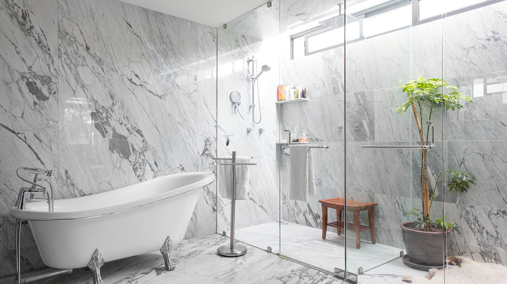 Пример оригинального дизайна: главная ванная комната в современном стиле с ванной на ножках, душем без бортиков и белой плиткой