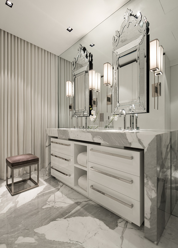 Mittelgroßes Modernes Badezimmer En Suite mit flächenbündigen Schrankfronten, weißen Schränken, weißer Wandfarbe und Unterbauwaschbecken in Mexiko Stadt