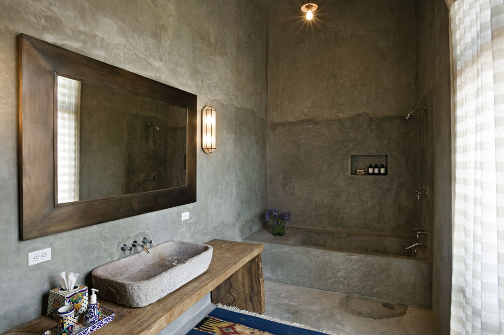 Medelhavsstil inredning av ett badrum, med ett fristående handfat, ett badkar i en alkov, en öppen dusch och med dusch som är öppen