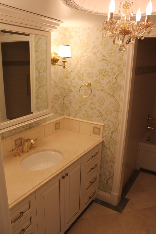 Стильный дизайн: ванная комната среднего размера в классическом стиле с фасадами с выступающей филенкой, желтыми фасадами, ванной в нише, душем в нише, унитазом-моноблоком, желтой плиткой, мраморной плиткой, зелеными стенами, мраморным полом, душевой кабиной, врезной раковиной, мраморной столешницей, бежевым полом и шторкой для ванной - последний тренд