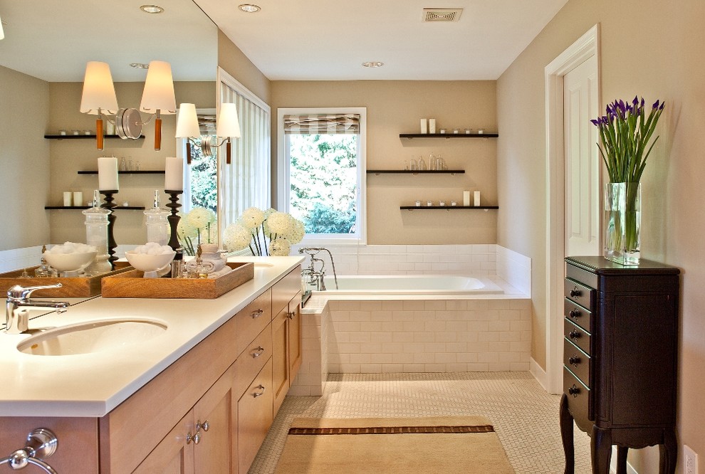 Стильный дизайн: ванная комната в современном стиле с плиткой мозаикой - последний тренд