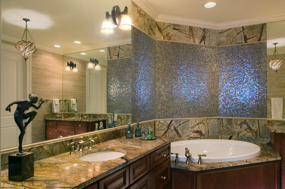 Ispirazione per una grande stanza da bagno padronale moderna con top in marmo, vasca ad angolo, piastrelle multicolore e piastrelle di vetro