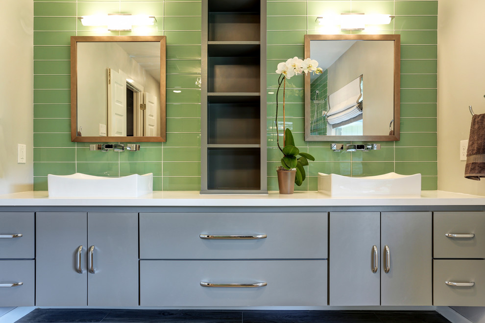 Источник вдохновения для домашнего уюта: главная ванная комната среднего размера в современном стиле с отдельно стоящей ванной, двойным душем, зеленой плиткой, стеклянной плиткой, консольной раковиной, плоскими фасадами, серыми фасадами, столешницей из искусственного кварца, унитазом-моноблоком, белыми стенами и темным паркетным полом