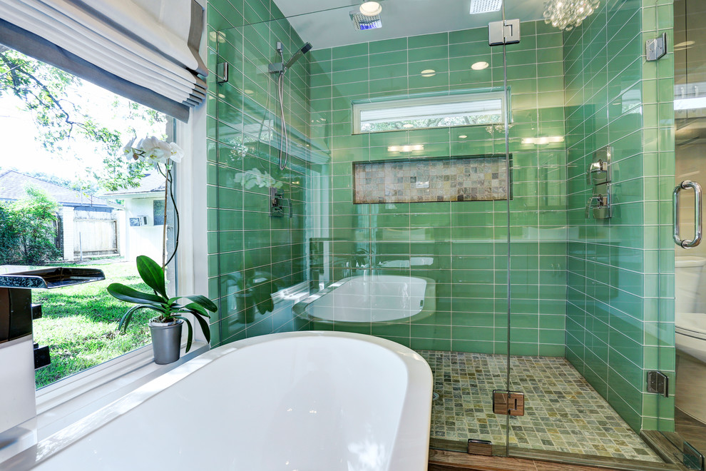 Inspiration för ett mellanstort funkis en-suite badrum, med ett fristående badkar, en dubbeldusch, grön kakel, glaskakel, ett konsol handfat, släta luckor, grå skåp, bänkskiva i kvarts, en toalettstol med hel cisternkåpa, vita väggar och ljust trägolv