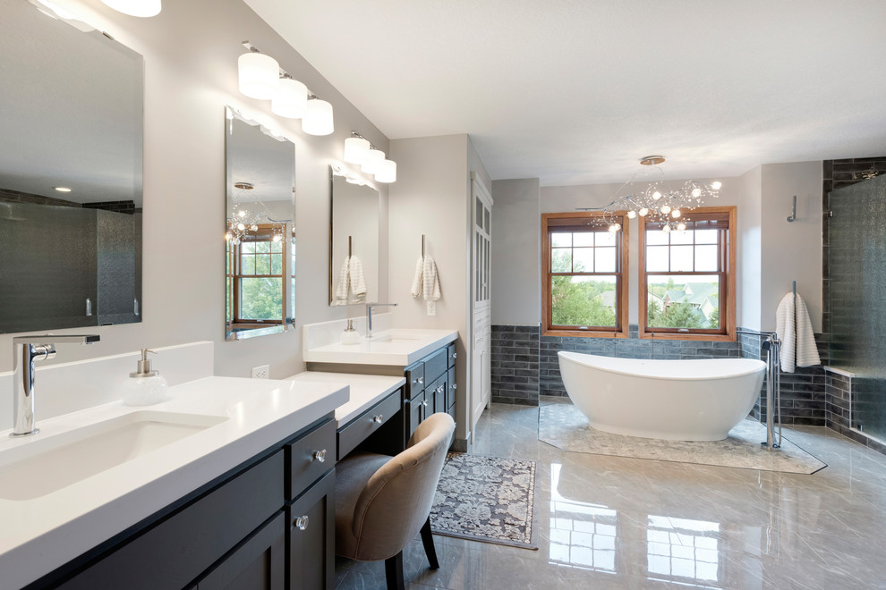 Foto de cuarto de baño principal, contemporáneo, grande, con armarios estilo shaker, bañera exenta, baldosas y/o azulejos de cerámica, suelo de mármol, encimera de cuarcita y ducha con puerta con bisagras