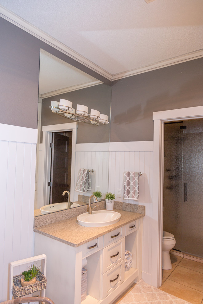 Bild på ett stort vintage badrum med dusch, med skåp i shakerstil, vita skåp, en dusch i en alkov, grå väggar, klinkergolv i keramik, ett fristående handfat, granitbänkskiva, beiget golv och dusch med gångjärnsdörr