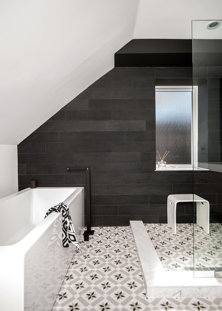Ejemplo de cuarto de baño rectangular contemporáneo con bañera exenta, ducha abierta, paredes negras y ducha abierta