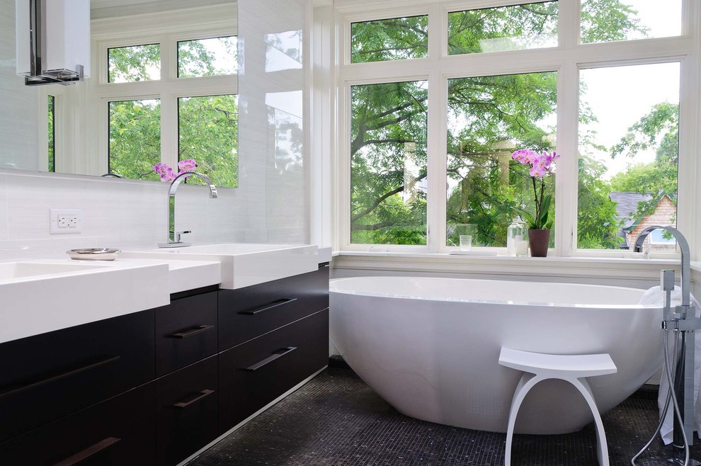 Immagine di una stanza da bagno moderna con vasca freestanding e piastrelle a mosaico
