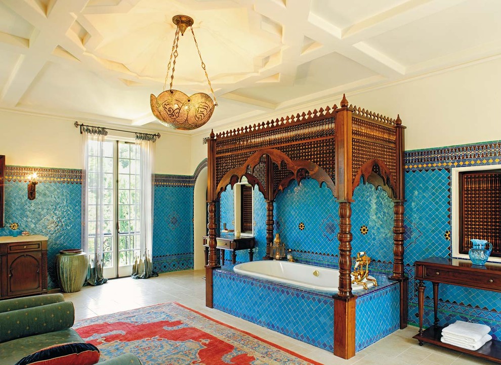 Idee per una stanza da bagno mediterranea con ante in legno bruno, vasca da incasso, piastrelle blu e ante con riquadro incassato