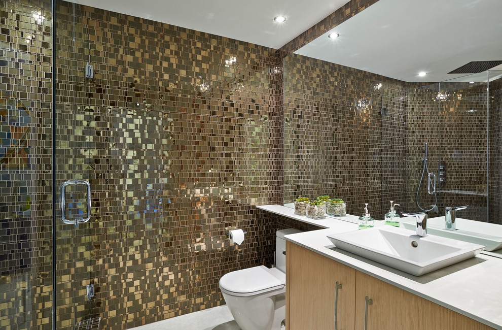 Imagen de cuarto de baño minimalista de tamaño medio con lavabo sobreencimera, ducha esquinera y baldosas y/o azulejos en mosaico