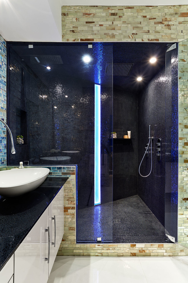 На фото: главная ванная комната среднего размера в стиле модернизм с настольной раковиной, белыми фасадами, угловым душем и плиткой мозаикой с