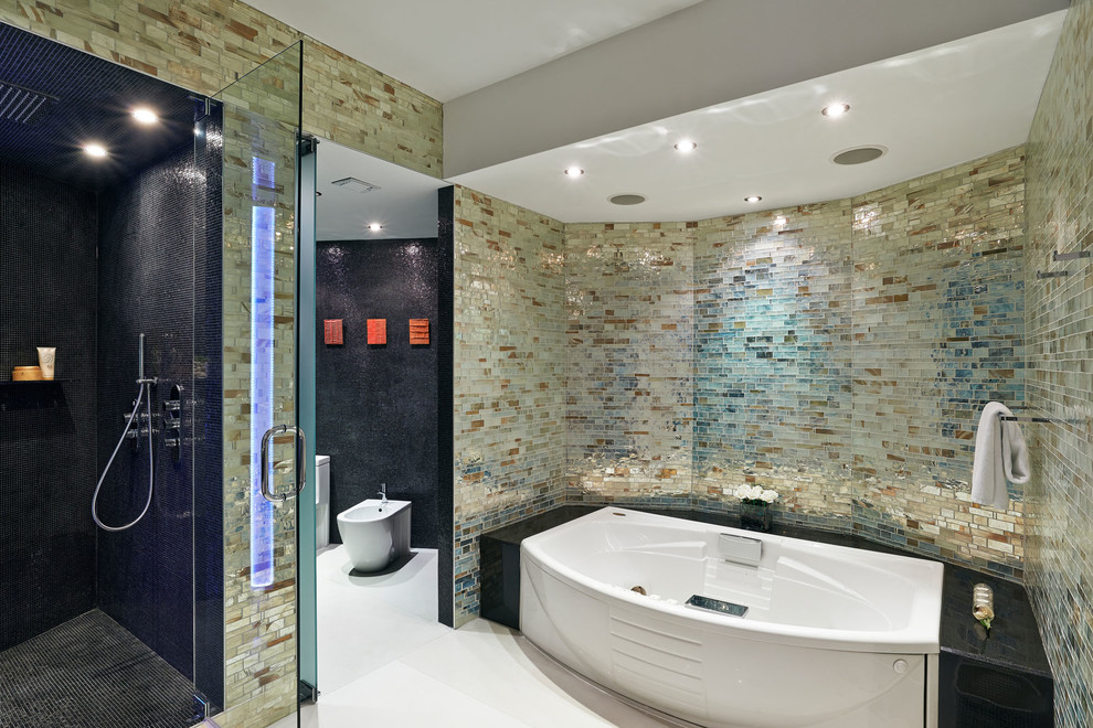 Modelo de cuarto de baño principal moderno de tamaño medio con lavabo sobreencimera, puertas de armario blancas, jacuzzi, ducha esquinera, baldosas y/o azulejos en mosaico y paredes multicolor