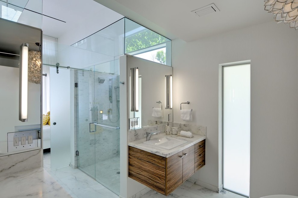 Ejemplo de cuarto de baño actual con armarios con paneles lisos y baldosas y/o azulejos blancos