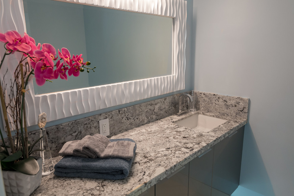 Immagine di una stanza da bagno minimal di medie dimensioni con doccia alcova, piastrelle bianche, piastrelle in gres porcellanato, pavimento in gres porcellanato e top in granito