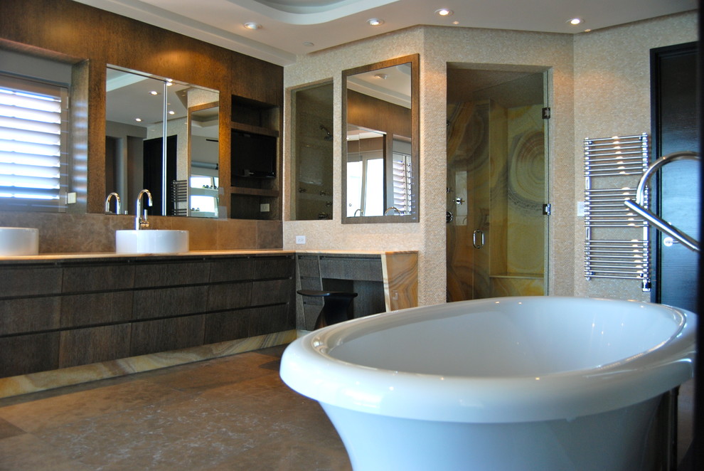 Diseño de cuarto de baño rectangular actual con armarios con paneles lisos, puertas de armario de madera en tonos medios, bañera exenta y ducha empotrada
