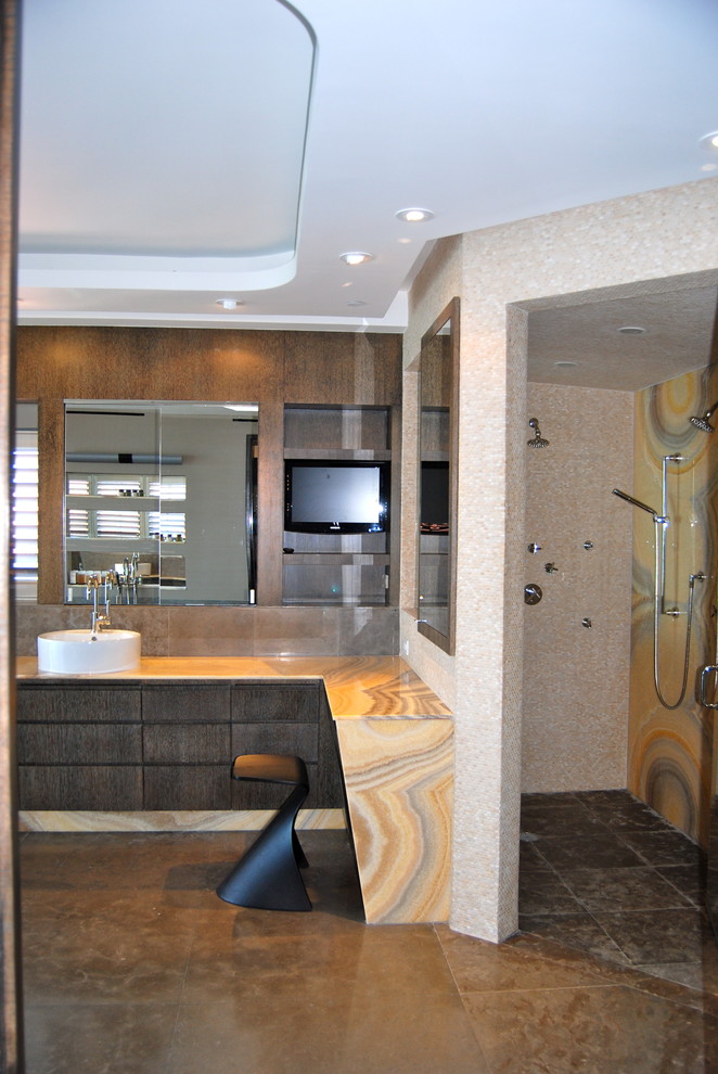 Foto di una stanza da bagno design con lavabo a bacinella, ante lisce, ante in legno bruno, doccia ad angolo e piastrelle beige