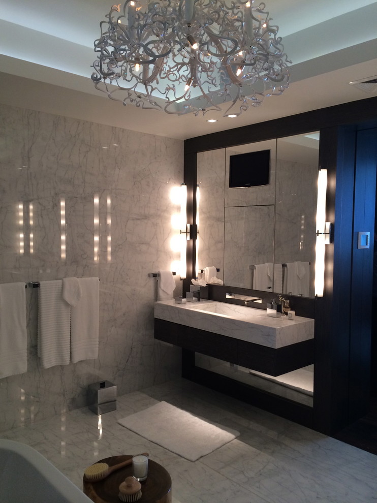 Источник вдохновения для домашнего уюта: главная ванная комната среднего размера в стиле модернизм с мраморной столешницей, душем в нише, плиткой из листового камня, мраморным полом, монолитной раковиной, отдельно стоящей ванной и белыми стенами