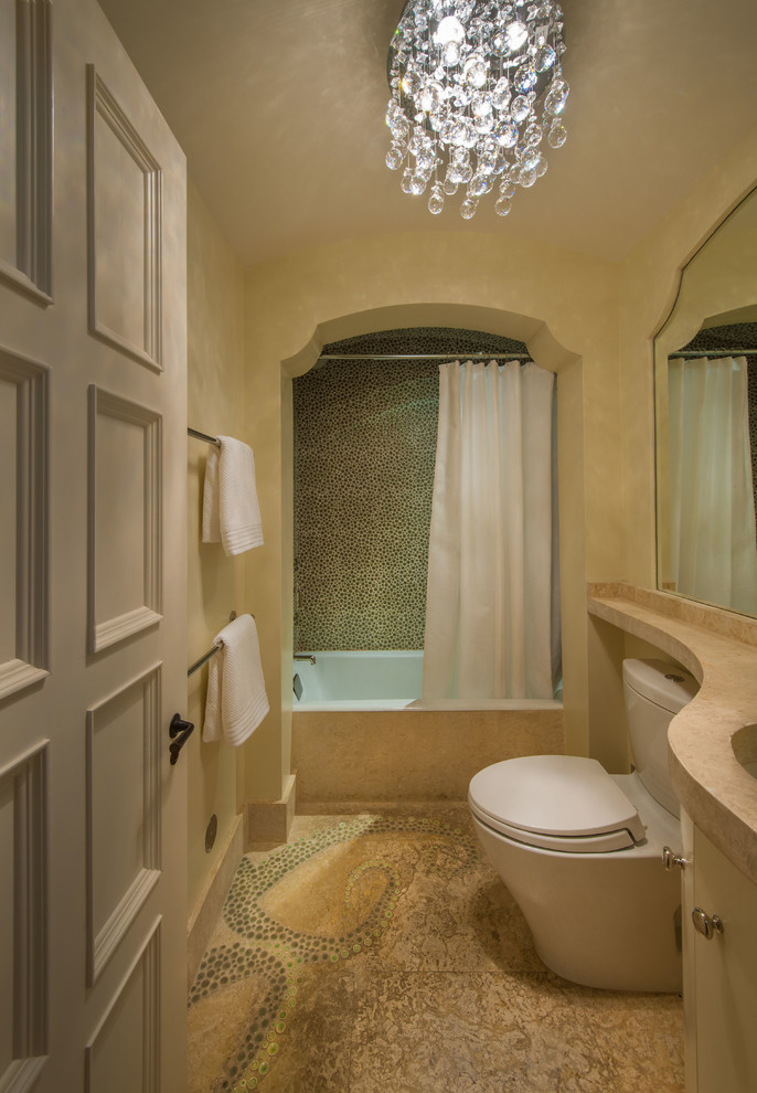 Esempio di una stanza da bagno con doccia mediterranea con lavabo sottopiano, ante lisce, ante bianche, top in marmo, vasca ad alcova, doccia alcova, WC a due pezzi, piastrelle beige, piastrelle a mosaico, pareti beige e pavimento con piastrelle a mosaico