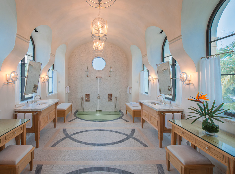 Réalisation d'une grande salle de bain principale méditerranéenne en bois brun avec un lavabo encastré, un plan de toilette en marbre, une baignoire encastrée, une douche à l'italienne, mosaïque, un mur blanc, un sol en carrelage de terre cuite et un placard avec porte à panneau encastré.