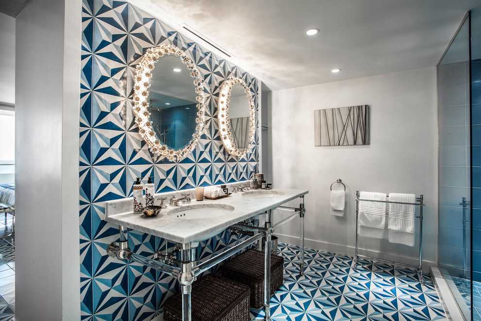 Diseño de cuarto de baño azulejo de dos tonos costero con lavabo bajoencimera, ducha empotrada, baldosas y/o azulejos multicolor y paredes blancas