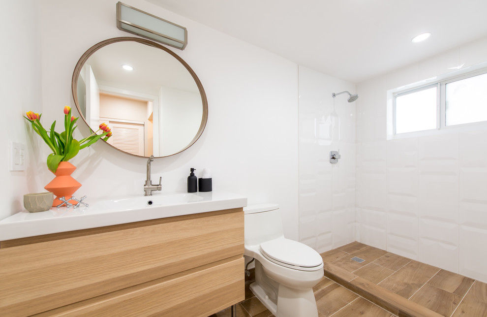 Стильный дизайн: большая ванная комната в стиле модернизм с плоскими фасадами, светлыми деревянными фасадами, открытым душем, унитазом-моноблоком, керамогранитной плиткой, белыми стенами, светлым паркетным полом, душевой кабиной, раковиной с несколькими смесителями и столешницей из плитки - последний тренд