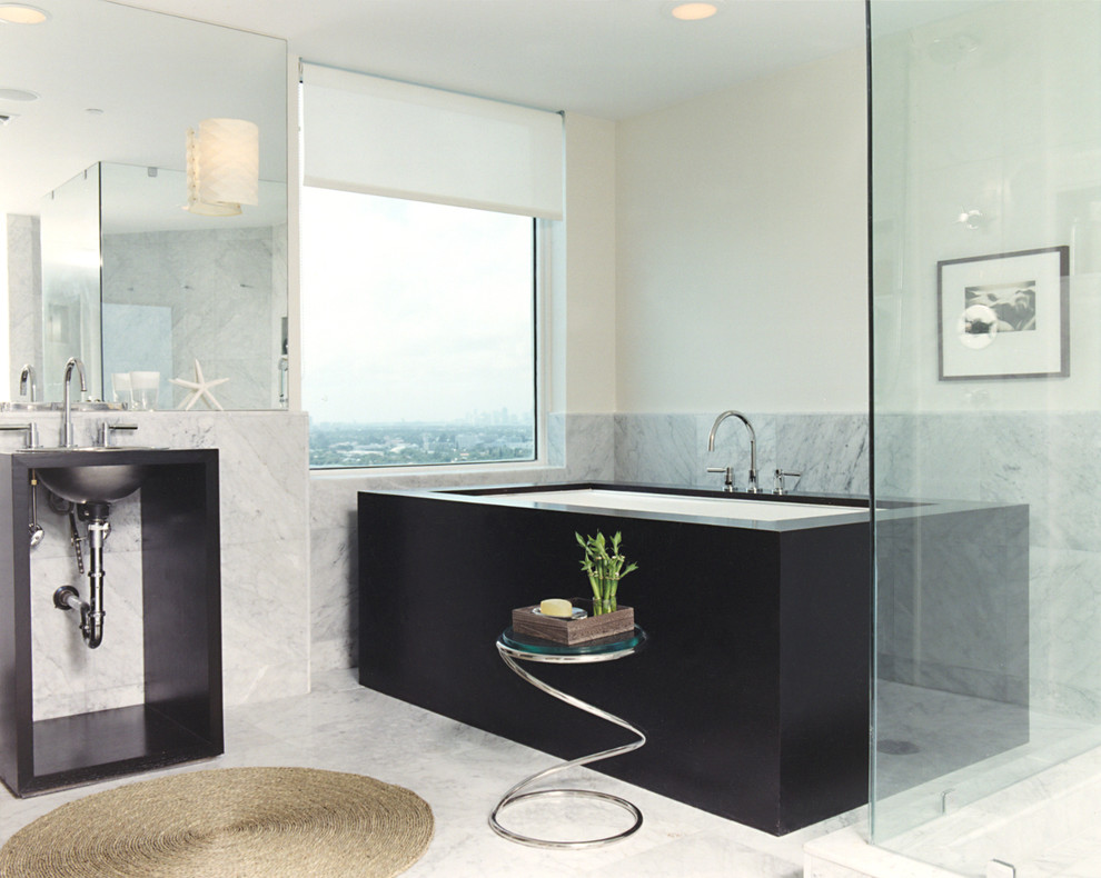 Foto di una stanza da bagno contemporanea con vasca freestanding e lavabo sospeso
