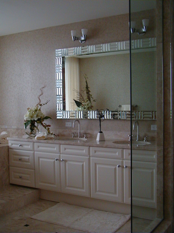 Inredning av ett modernt mellanstort en-suite badrum, med luckor med upphöjd panel, vita skåp, ett platsbyggt badkar, en hörndusch, vita väggar, travertin golv, ett undermonterad handfat, bänkskiva i kalksten, beiget golv och dusch med gångjärnsdörr