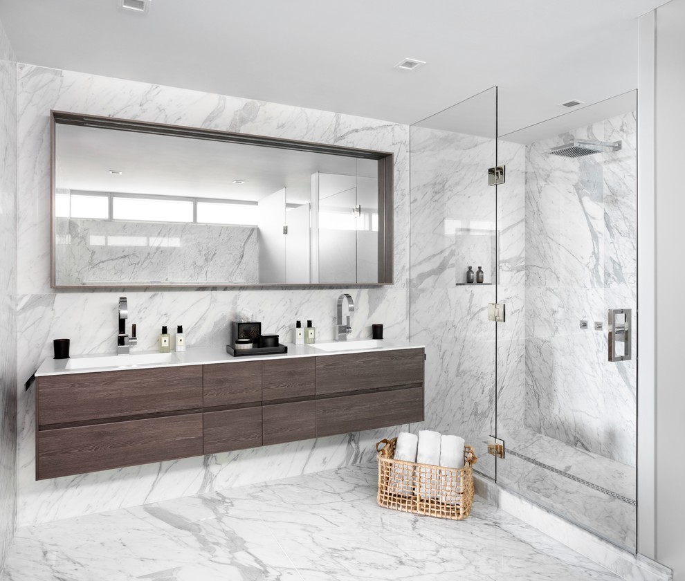Идея дизайна: большая главная ванная комната в современном стиле с отдельно стоящей ванной, серой плиткой, белой плиткой, мраморной плиткой, серыми стенами, мраморным полом, серым полом, душем с распашными дверями, плоскими фасадами, темными деревянными фасадами, душем в нише, монолитной раковиной и столешницей из искусственного кварца
