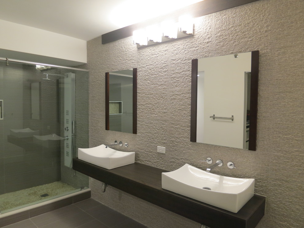 Esempio di una grande stanza da bagno padronale moderna con ante in legno bruno, top in laminato, doccia doppia, piastrelle grigie e pavimento con piastrelle in ceramica