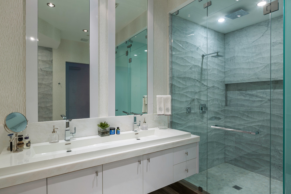 Свежая идея для дизайна: главная ванная комната в современном стиле с плоскими фасадами, белыми фасадами, душем в нише, раздельным унитазом, галечной плиткой, бежевыми стенами и раковиной с несколькими смесителями - отличное фото интерьера