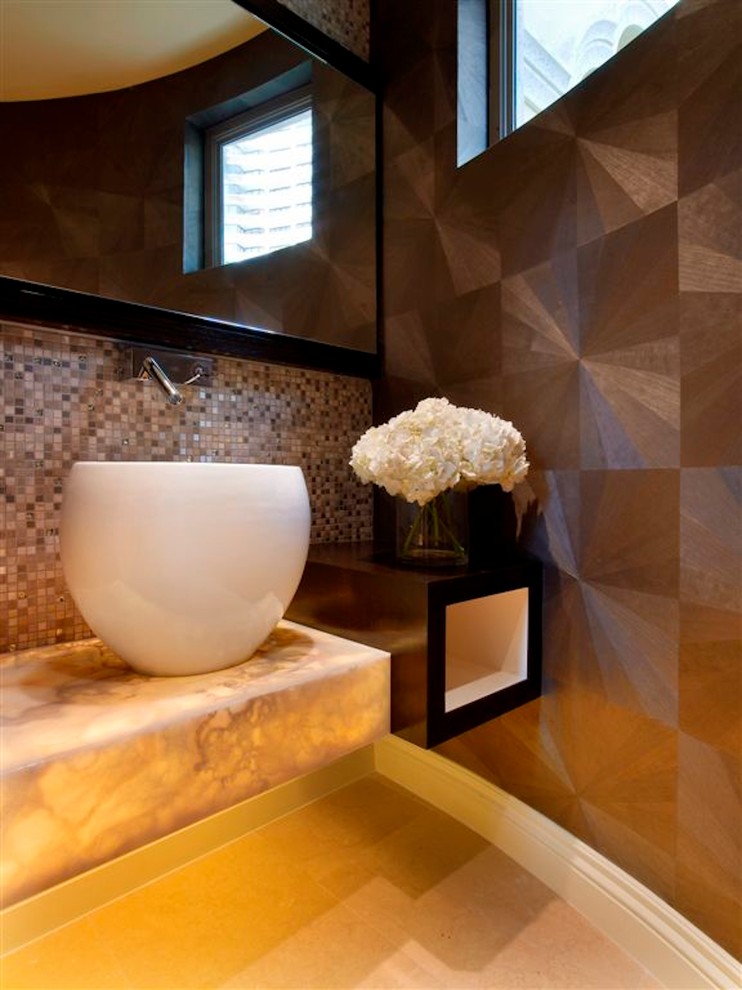 Réalisation d'une petite salle d'eau minimaliste en bois foncé avec un placard à porte plane, un carrelage beige, des dalles de pierre, un mur marron, un sol en calcaire, une vasque et un plan de toilette en onyx.