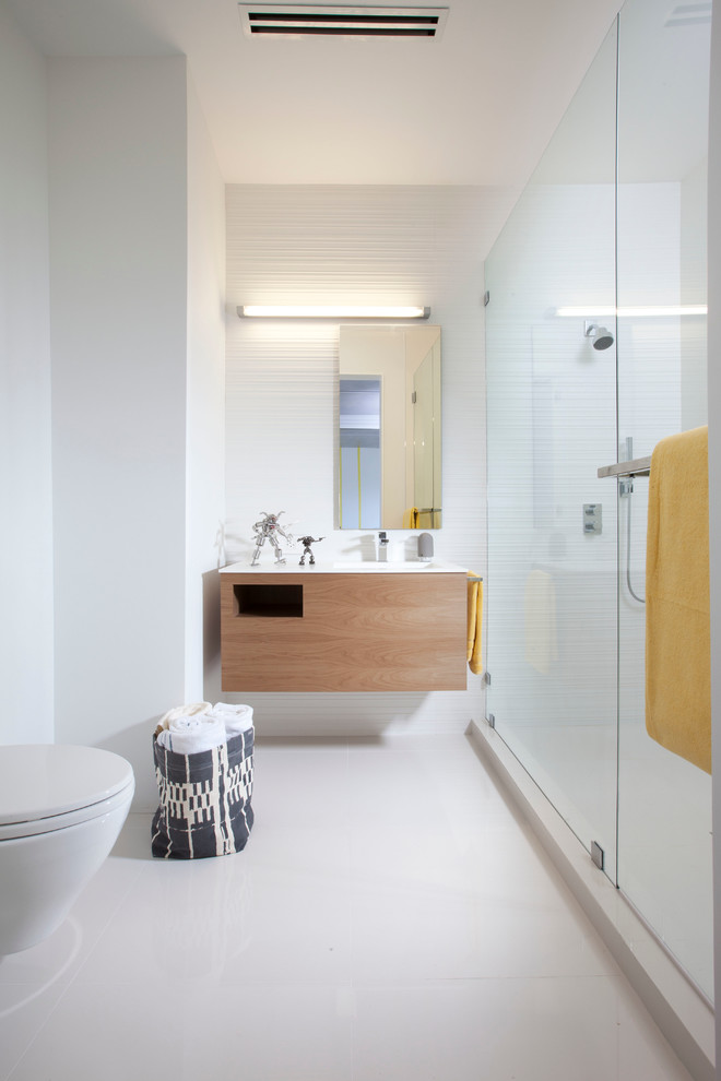 Источник вдохновения для домашнего уюта: детская ванная комната в стиле модернизм с плоскими фасадами, фасадами цвета дерева среднего тона, душем в нише и белой плиткой