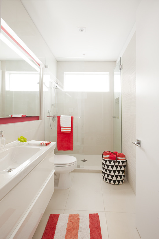 Idee per una stanza da bagno per bambini moderna con ante bianche, top in quarzite, piastrelle bianche, piastrelle in gres porcellanato, pareti bianche e pavimento in gres porcellanato