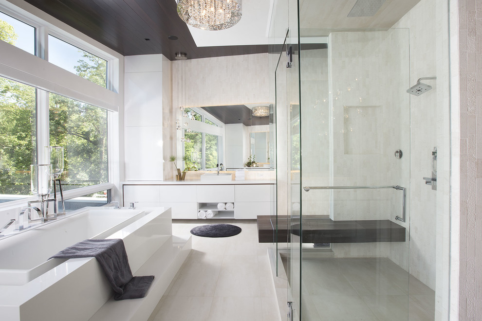 Идея дизайна: огромная главная ванная комната в современном стиле с плоскими фасадами, белыми фасадами, накладной ванной, настольной раковиной и зеркалом с подсветкой
