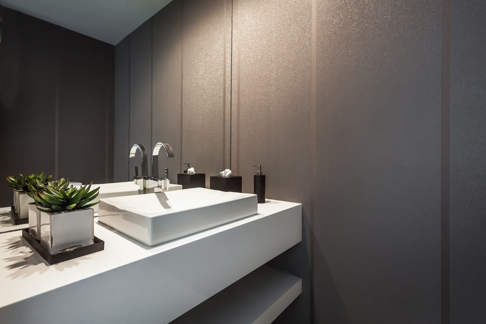 Idéer för ett litet modernt badrum med dusch, med släta luckor, vita skåp, bruna väggar och ett fristående handfat