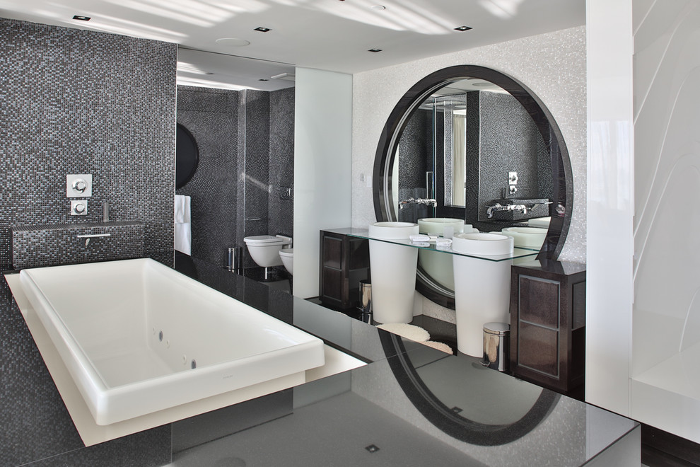 Imagen de cuarto de baño contemporáneo de tamaño medio con lavabo sobreencimera, jacuzzi y ducha empotrada